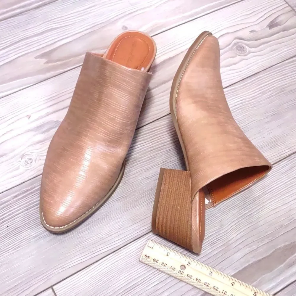 (10-0041)  Universal Thread Tan Tara Slip on Sandals Sz 6